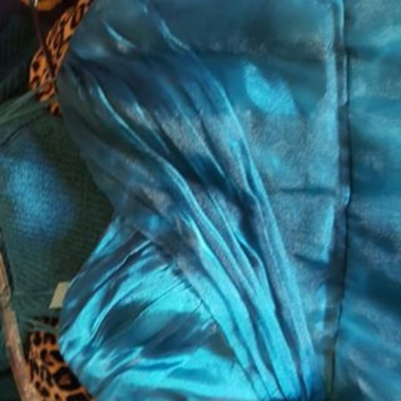 MAKE ME AN OFFER!!!  Beautiful Blue Teal Gown - Picture 3 of 5